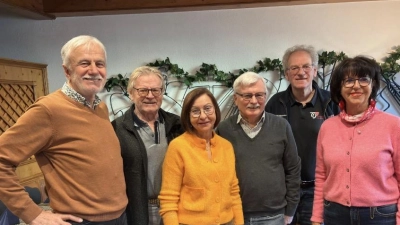 Von links: 1. Vorsitzender Georg Peters, Kassenprüfer Karl Reyzl, Schriftführerin Gabi Trösch, ausscheidender Kassenprüfer Horst Müller, Schatzmeister Hermann Pirner, 2.Vorsitzende Gisela Promm (Bild: Georg Peters)