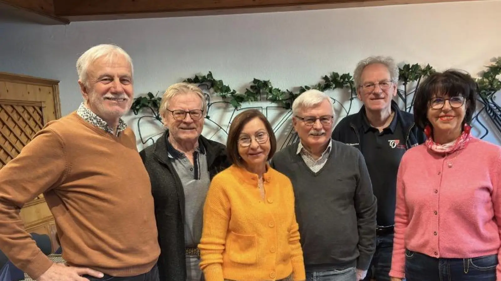 Von links: 1. Vorsitzender Georg Peters, Kassenprüfer Karl Reyzl, Schriftführerin Gabi Trösch, ausscheidender Kassenprüfer Horst Müller, Schatzmeister Hermann Pirner, 2.Vorsitzende Gisela Promm (Bild: Georg Peters)