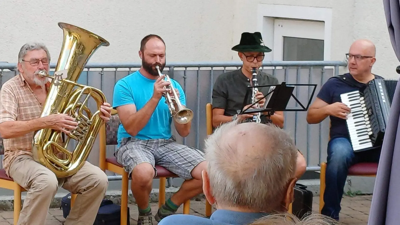 Für beste volkstümliche Unterhaltung sorgten die „Höidlbrummer“ beim Hofkonzert in der Gartenanlage des BRK-Seniorenheims St. Barbara. Von links: Otto Meier, Michael Schanderl, Andreas Schwarz und Kreisheimatpfleger Dieter Kohl. (Bild: Werner Schulz)