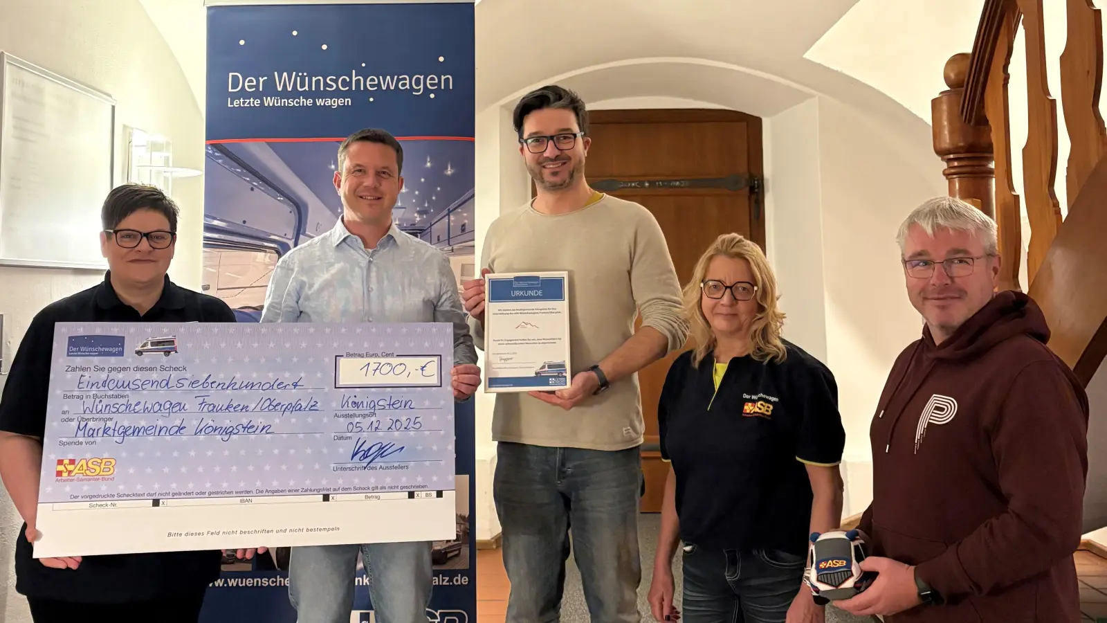 Spendenübergabe im Rathaus Königstein. (Bild: Leonie Tafelmeier)