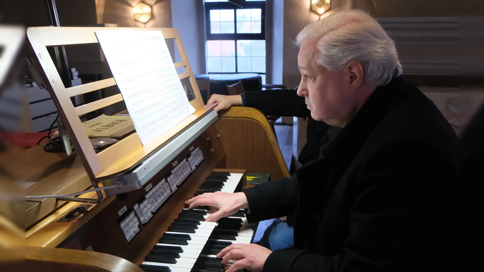Kantor Andreas Kunz an der Orgel. (Bild: Fred Lehner)