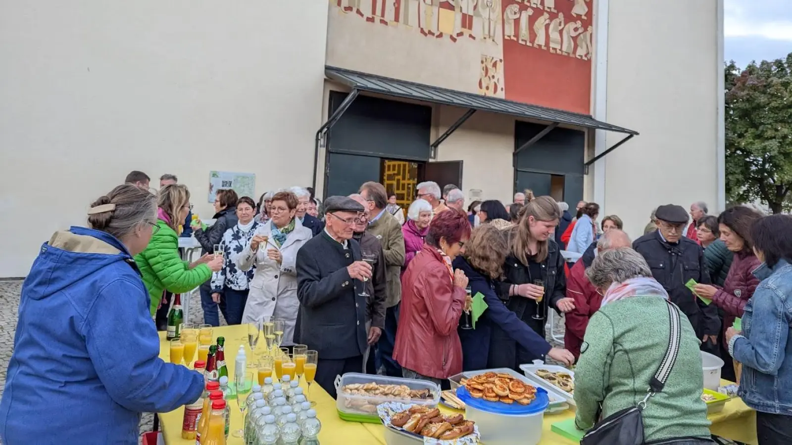 Begegnung am Kirchplatz, Bewirtung durch den PGR (Bild: Regina Probst)