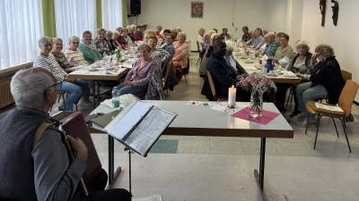Prälat Johannes Neumüller (vorne links) während seines Vortrags bei den Senioren der Pfarreiengemeinschaft.<br> (Bild: Margit Konze)
