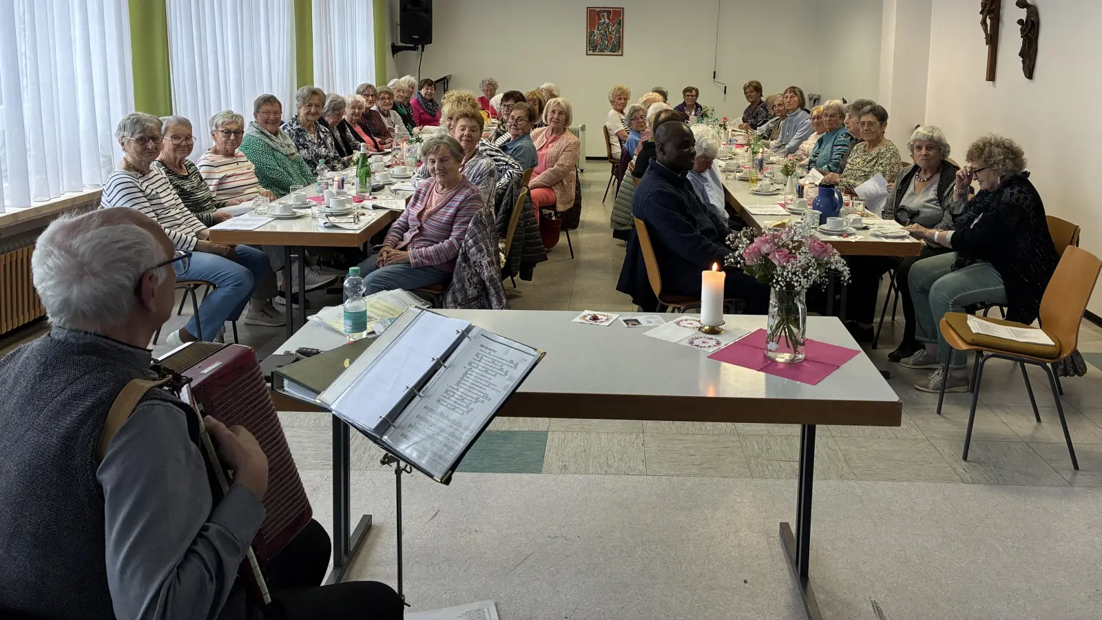 Prälat Johannes Neumüller (vorne links) während seines Vortrags bei den Senioren der Pfarreiengemeinschaft.<br> (Bild: Margit Konze)