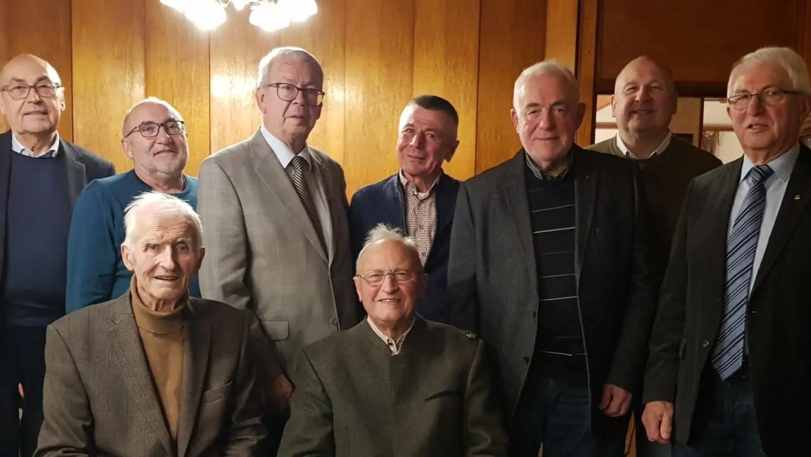 Die Kolpingfamilie Nabburg ehrt ihre Mitglieder für langjährige Treue zum Verein. (Bild: Koppmann/exb)