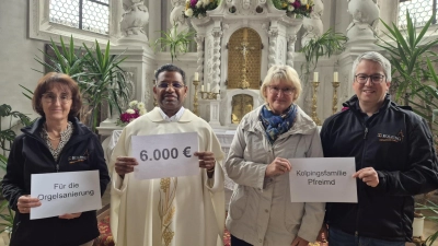 Die beiden Kolping-Vorsitzenden Georg Hirmer und Maria Richthammer überreichen zusammen mit Brigitte Hammer vom Kolpingkreis Pater Georg 6.000 Euro für die Sanierung der Kirchenorgel. Diese stammen zum Großteil aus den drei Benefiz-Biergärten. (Bild: Sonja Paulus)