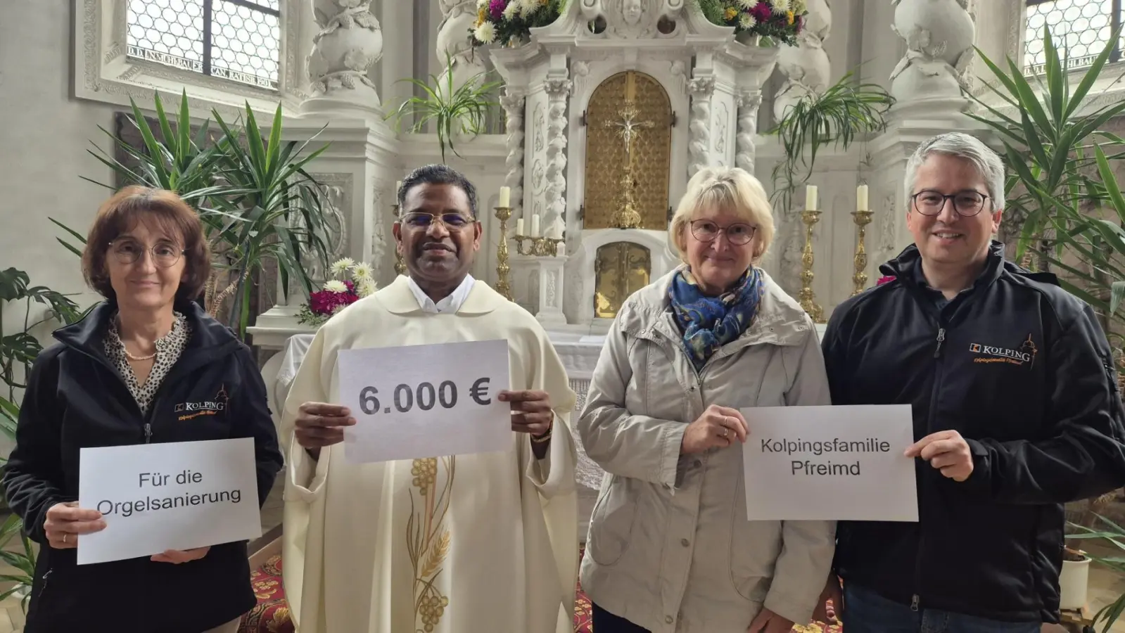Die beiden Kolping-Vorsitzenden Georg Hirmer und Maria Richthammer überreichen zusammen mit Brigitte Hammer vom Kolpingkreis Pater Georg 6.000 Euro für die Sanierung der Kirchenorgel. Diese stammen zum Großteil aus den drei Benefiz-Biergärten. (Bild: Sonja Paulus)