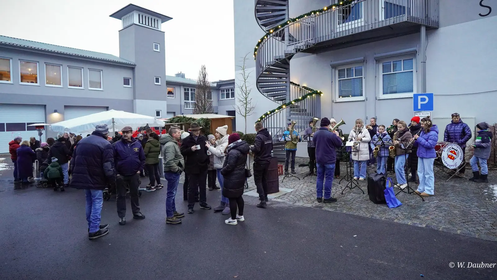 Weihnachtsstandl am Rathaus  (Bild: Wilhelm Daubner)