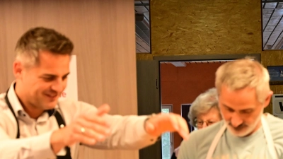 Bürgermeister Rudolf Teplitzky und Stadtrat Peter Blödt übernehmen das Butterfass (Bild: Michael Welnhofer)