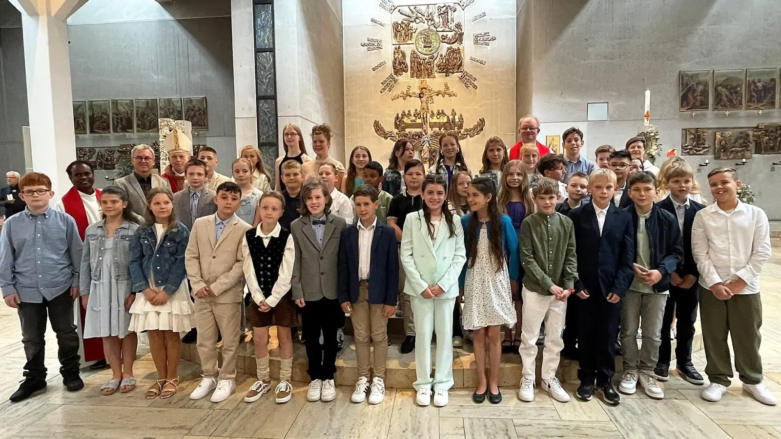 Die Firmlinge mit Weihbischof Reinhard Pappenberger (hintere Reihe 2.v.l.), Pfarrvikar Pater Maria (mittlere Reihe links) sowie Pfarrer Wolfgang Bauer (hintere Reihe 4.v.r.) und Gemeindereferentin Elisabeth Harlander (hintere Reihe rechts) nach dem Festgottesdienst am Freitag vor Pfingsten. (Bild: Susanne Schwab)