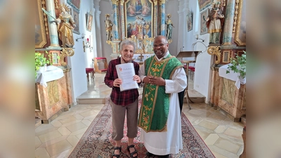 v.l. Frau Gisela Wiesnet und Pfarrer Moses Gudapati in der Pfarrkirche St. Ursula Pursruck. (Bild: Petra Donhauser)
