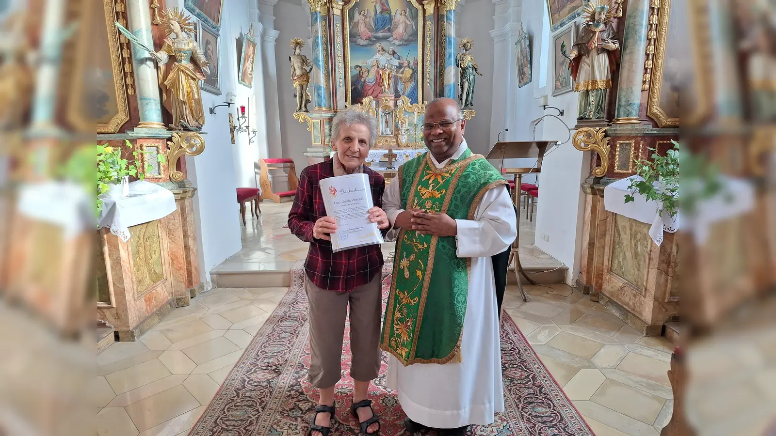 v.l. Frau Gisela Wiesnet und Pfarrer Moses Gudapati in der Pfarrkirche St. Ursula Pursruck. (Bild: Petra Donhauser)