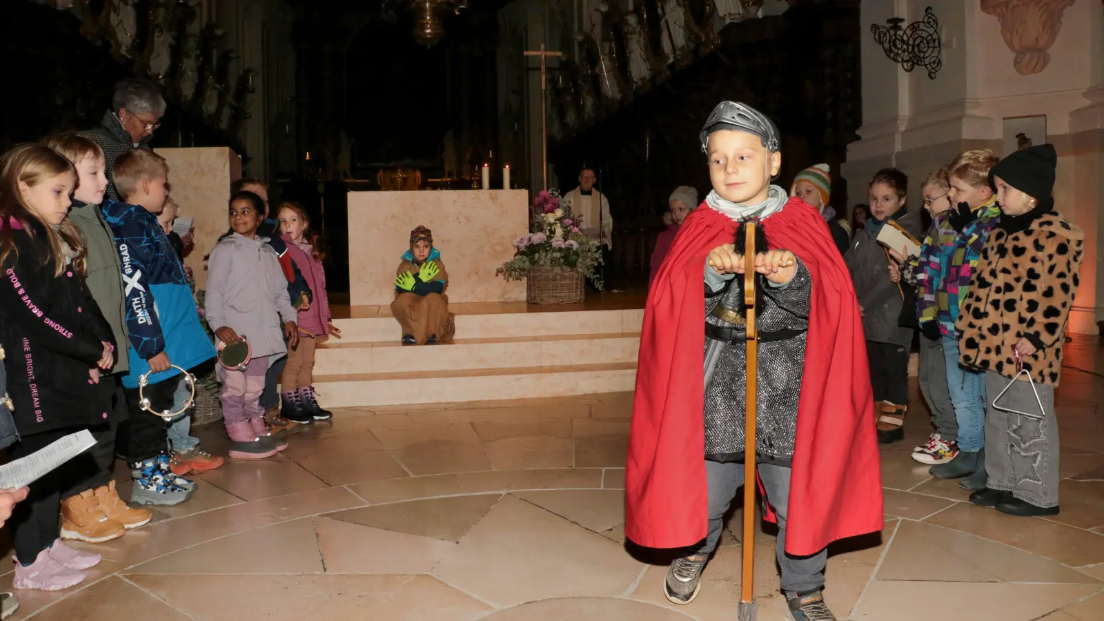 Die Kinder des Kinderhauses beim Martinsspiel (Bild: Monika Demmer)