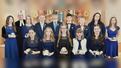 Neun Mädchen und vier Jungen wurden am Sonntag palmarum von Pfarrer Thomas Schertel, bei der Konfirmation, in die evangelische Kirchengemeinde Illschwang eingesegnet. (Bild: Norbert Weis)