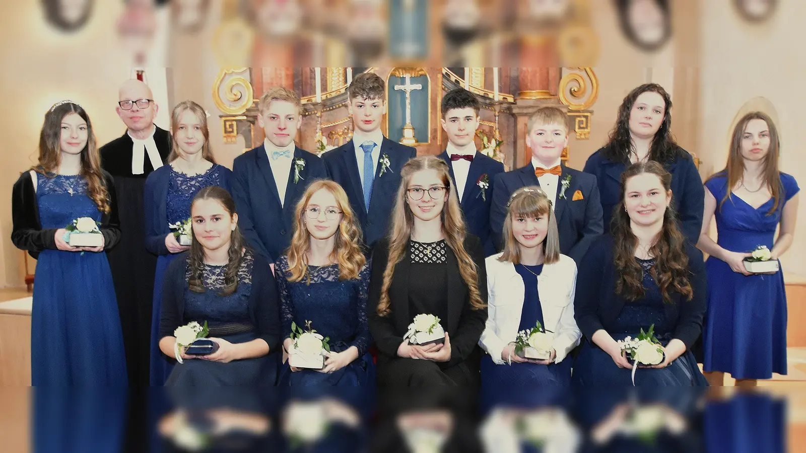 Neun Mädchen und vier Jungen wurden am Sonntag palmarum von Pfarrer Thomas Schertel, bei der Konfirmation, in die evangelische Kirchengemeinde Illschwang eingesegnet. (Bild: Norbert Weis)