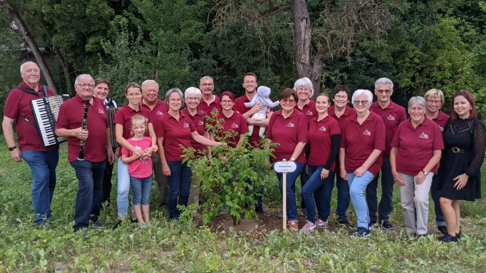 Die Miesbergler pflanzten nach der Nominierung einen Baum am Eingang zum Schlosspark (Bild: Susanne Ernst)