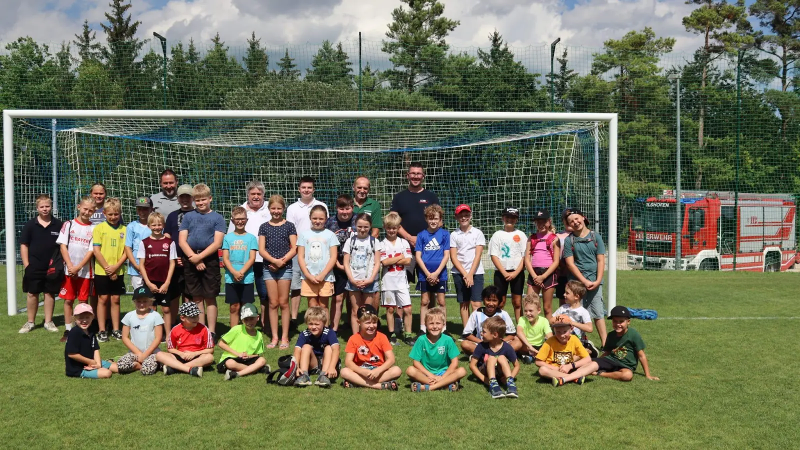 Die Kinder mit den Führungskräften der Vilshofener Vereine. (Bild: Christoph Hirzinger)