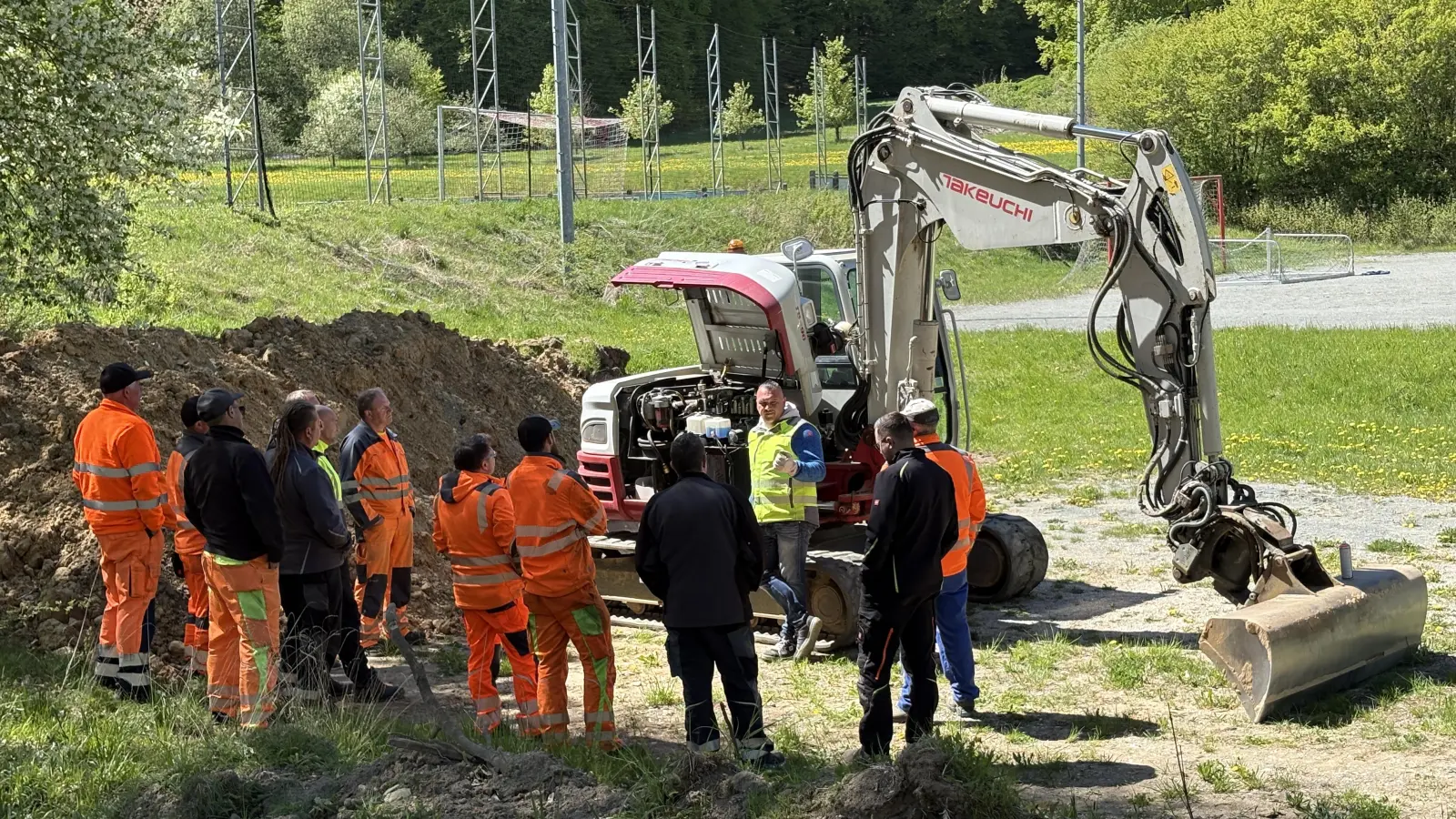 Arbeiten mit dem Bagger (Bild: Verena Frauenknecht)