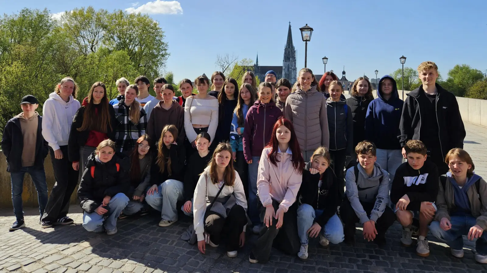 Die Nabburger Realschüler erkunden mit ihren tschechischen Partnerschülern Regensburg.  (Bild: Elisabeth Schneider)