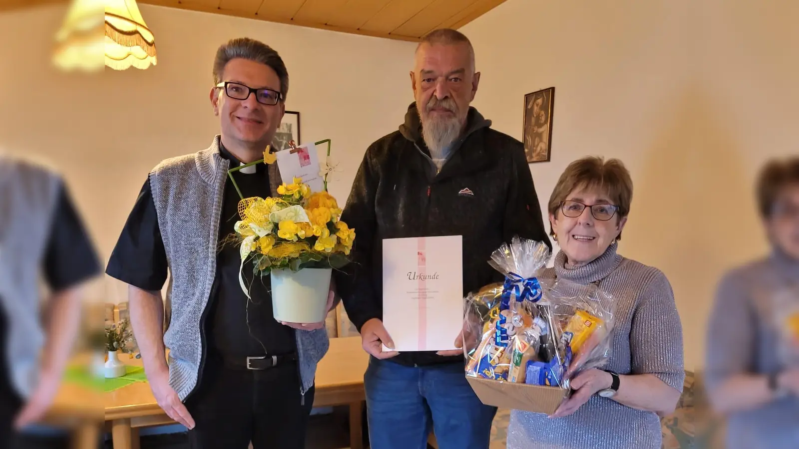 Pfarrer Michael Jakob (1. v. l.) und 1. Vorsitzende Hermine Knauer (r.) gratulieren Erich Batek für 40 Jahre Treue zur KAB. (Bild: Eduard Hanauer)