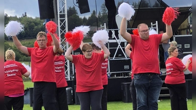 In ihren auffälligen roten Shirts eroberten die acht Tänzerinnen und Tänzer der Lebenshilfe Marktredwitz das Integrative Sport- und Spielfest im Sturm. (Bild: Michael Meier)