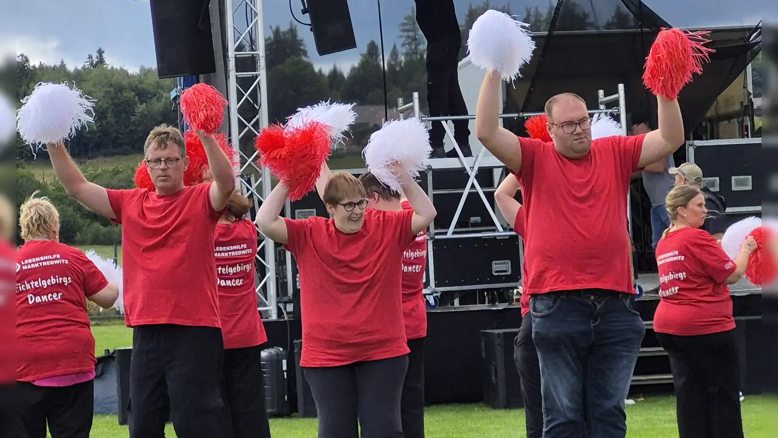 In ihren auffälligen roten Shirts eroberten die acht Tänzerinnen und Tänzer der Lebenshilfe Marktredwitz das Integrative Sport- und Spielfest im Sturm. (Bild: Michael Meier)