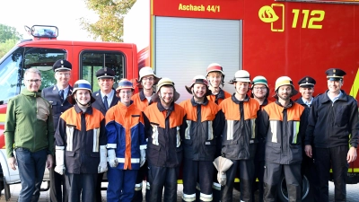 Eine Löschgruppe der FF Aschach absolvierte erstmals mit ihren neu beschafften Löschfahrzeug die Leistungsprüfung für das bayerische Leistungsabzeichen. (links) Bürgermeister Reiner Wiedenbauer (Bild: Alfred Schorner)
