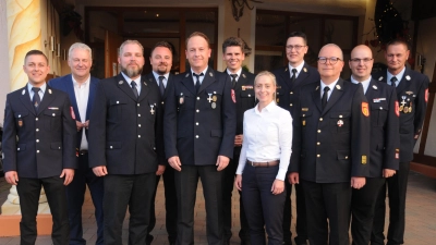 Die geehrten Feuerwehrleute aus Kümmersbruck und Haselmühl mit dem Landrat, der Bürgermeisterin und den Feuerwehrführungskräften. (Bild: Joachim Gebhardt)