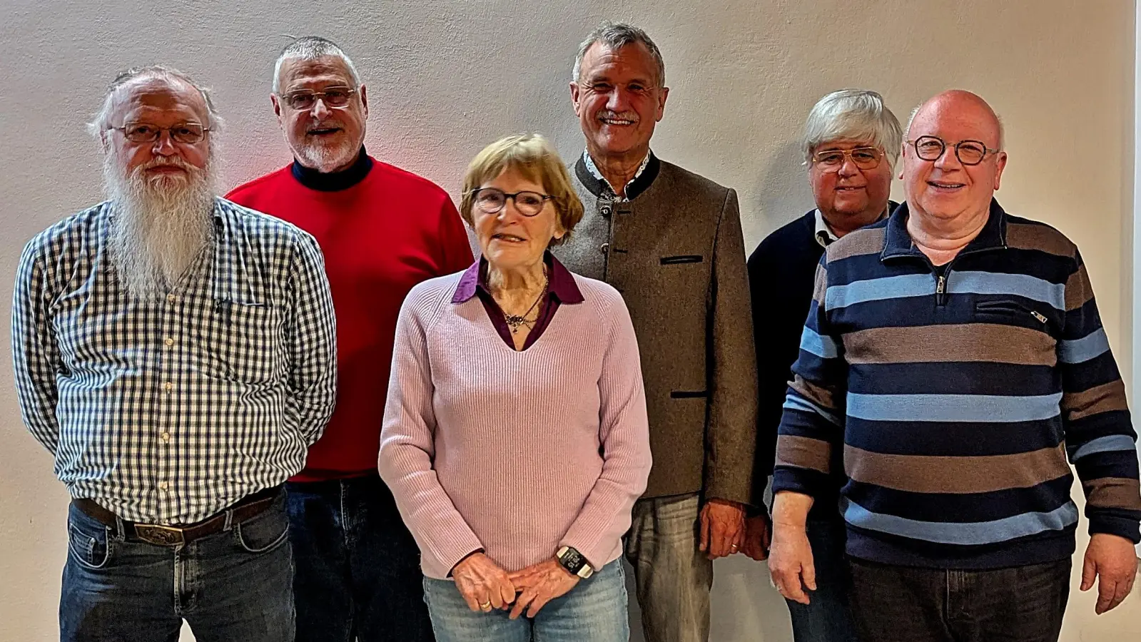 Bei der KAB Maria Waldrast stand in der Tagesordnung die Bestätigung des neuen Teams an. Es blieb alles bei der bisherigen Gruppe, das die Versammlung wieder bestätigte. Von links: Pfarrheimwirt Wolfgang Gleissner, Richard Mark, Brigitte Frömmer, Hans-Jürgen Gmeiner, Pfarrer Thomas Jeschner und Georg Weisser. (Bild: Reinhard Kreuzer)