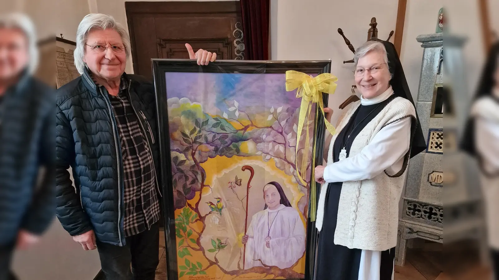 Künstler und Ikonenmaler Tom Branković aus Schönkirch übergibt Äbtissin M. Laetitia Fech das zum 30jährigen Amtsjubiläum gestaltete Kunstwerk. (Bild: Kerstin Reiter)