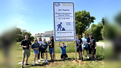 Seit Tagen steht am Ortseingang von Albersrieth ein lustiges, großes „Baustellenschild”, welches auf die SommerWiesnXXL 2026 der KLJB Waldthurn hinweist. (Bild: Franz Völkl)