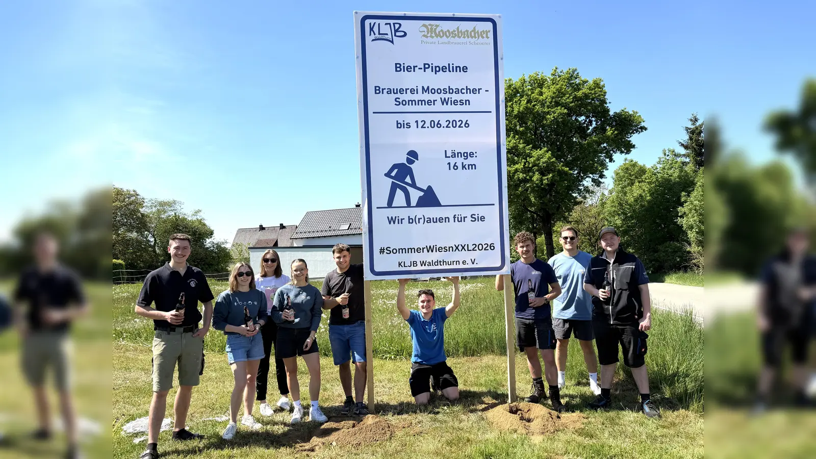 Seit Tagen steht am Ortseingang von Albersrieth ein lustiges, großes „Baustellenschild”, welches auf die SommerWiesnXXL 2026 der KLJB Waldthurn hinweist. (Bild: Franz Völkl)