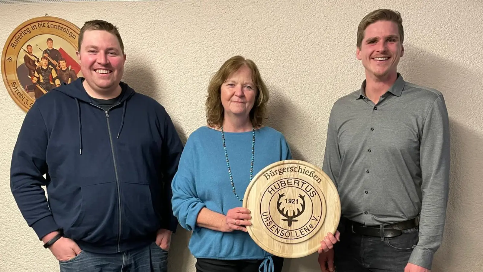 Von links Organisator Thomas Schneider, Gewinnerin Brigitte Kaross und Dritter Sieger Martin Fleischmann.  (Bild: Manuel Scharf)