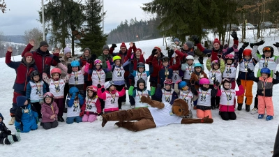 Abschlußfoto des Skiparcour mit dem Schlouwbär. (Bild: Rebecca Fuhrmann)