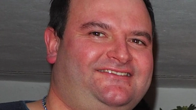 Neustadt hat wieder den traditionellen Zoiglorden verliehen. Zoiglprinz Bernhard (rechts) verlieh zusammen mit seiner Zoiglprinzessin Evi die ersten Orden an Jürgen Trescher (links), Bürgermeister Sebastian Dippold (Zweiter von links) sowie Zoiglwirt Gerald Wickl (Zweiter von rechts).<br> (Bild: krb)