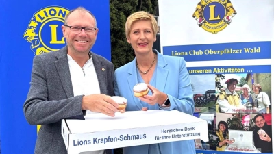 Präsidentin Diana Neidhardt (Lions Oberpfälzer Wald) und Dr. Norbert Frank (LC Schwandorf) haben die Krapfen schon mal getestet. Zum Faschingsauftakt werden sie auf Bestellung an Unternehmen und öffentliche Einrichtungen geliefert. Der Erlös fließt in soziale Projekte. (Bild: Alexander Heinz)