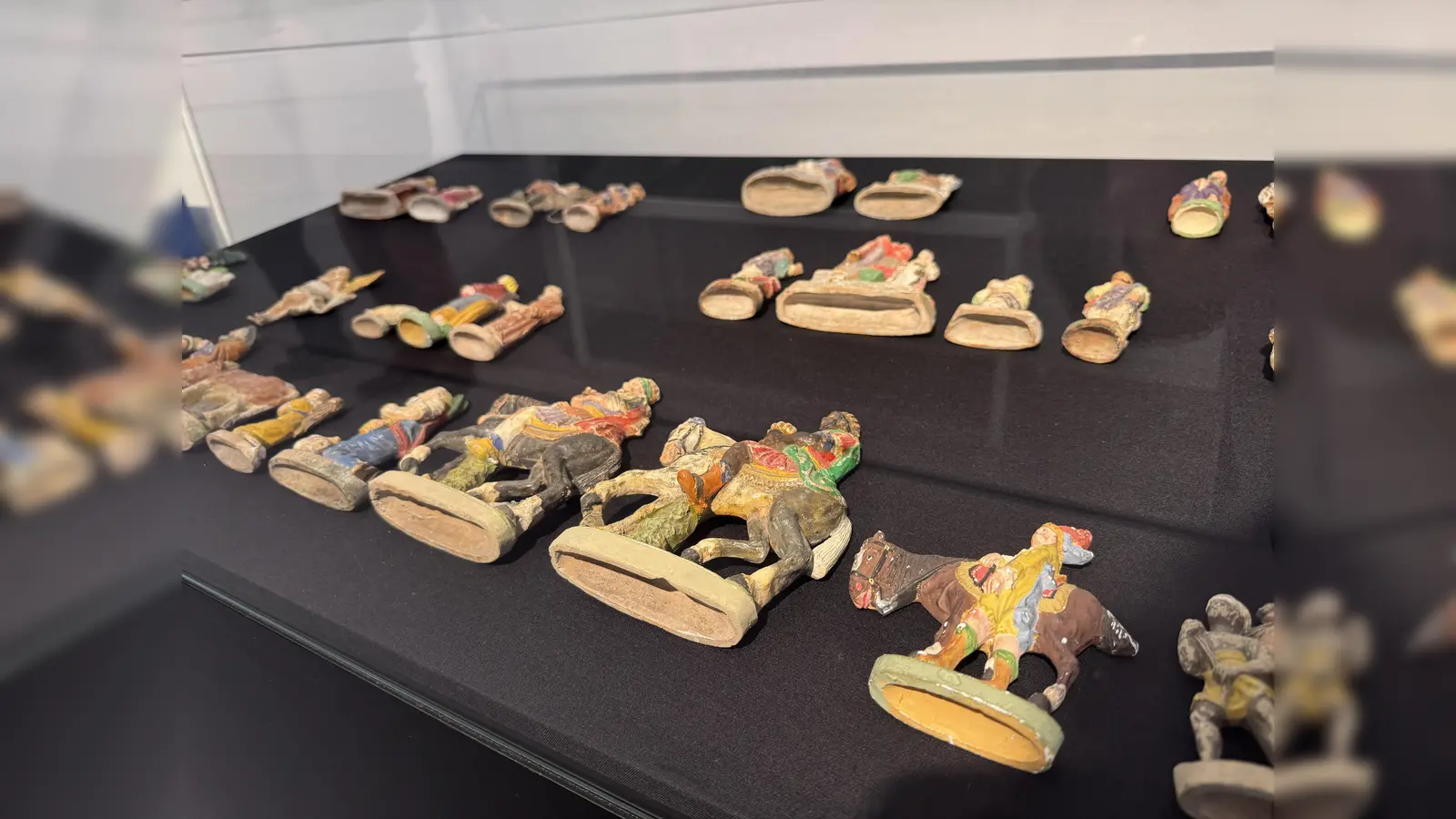 Fachliche Begutachtung von Krippen und Figuren im Egerlandmuseum  (Bild: Pauline Manzke)