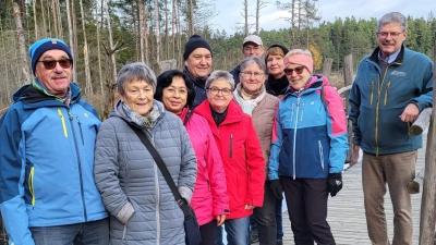 Die interessierten Teilnehmer mit Förster Pröls (rechts im Bild) (Bild: Gabi Ernst)