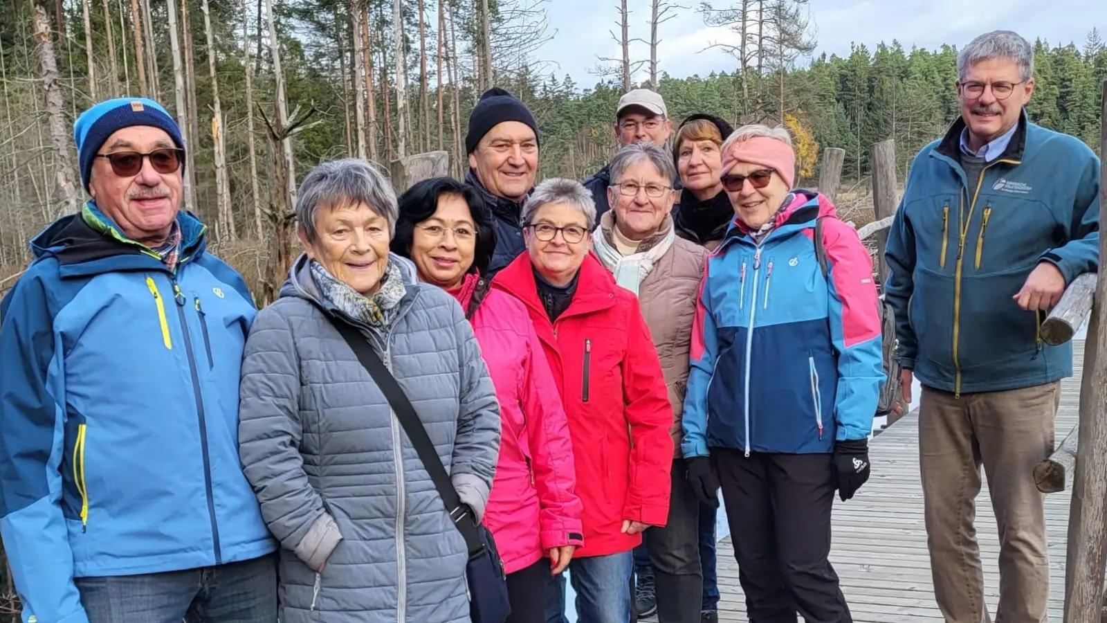 Die interessierten Teilnehmer mit Förster Pröls (rechts im Bild) (Bild: Gabi Ernst)