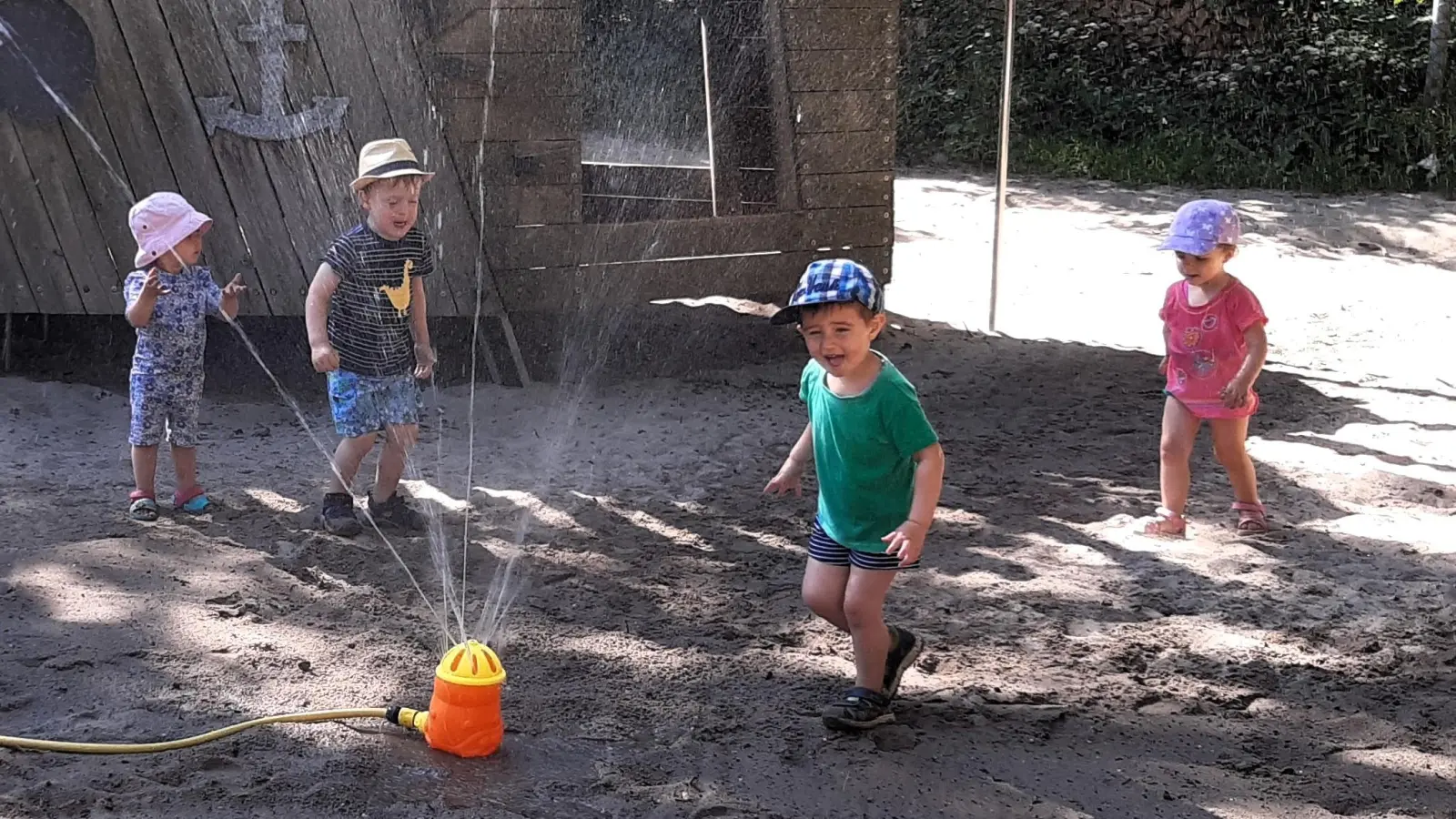 Kinder spielen mit Wasser (Bild: Silke Weinhold)