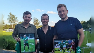 Die beiden Abgänge Sven Florek (links) und Daniel Wein (rechts) wurden verabschiedet vom FCR-Kapitän Patrick Hosch. (Bild: Peter Gattaut)