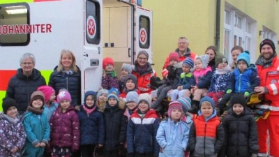 Die Kinder des St. Christopherus Kindergartens in Stulln lernen in der Blaulichtwoche die Aufgaben des Rettungsdienstes kennen. (Bild: Kindergarten Stulln/exb)