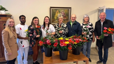 Alljährlich bedankt sich Bürgermeister Roland Strehl (re.) mit seinen Stellvertretern Elisabeth Gruber (li.) und Hubert Blödt (3.v.re.) bei den Mitarbeiterinnen und Mitarbeitern der Pflegeeinrichtungen und Kindergärten für deren wichtige Arbeit mit einem kleinen Blumengruß. (Bild: Hubert Blödt)