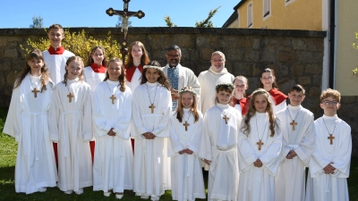  Die neun Kommunionkinder mit den Ministranten sowie Diakon Ulrich Wabra und Pfarrer Pater Jo Jovilla (hinten von rechts). (Bild: Gerlinde Härtl)