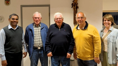 Präses Pfarrer Julius Johnrose (links), die Mitglieder des Leitungsteams Walter Pirner (2.v.r) und Ulrike Kraus (r.) gratulieren Günther Stock (2.v.l.) und Richard Stock (Bild: Dr. Stefan König)