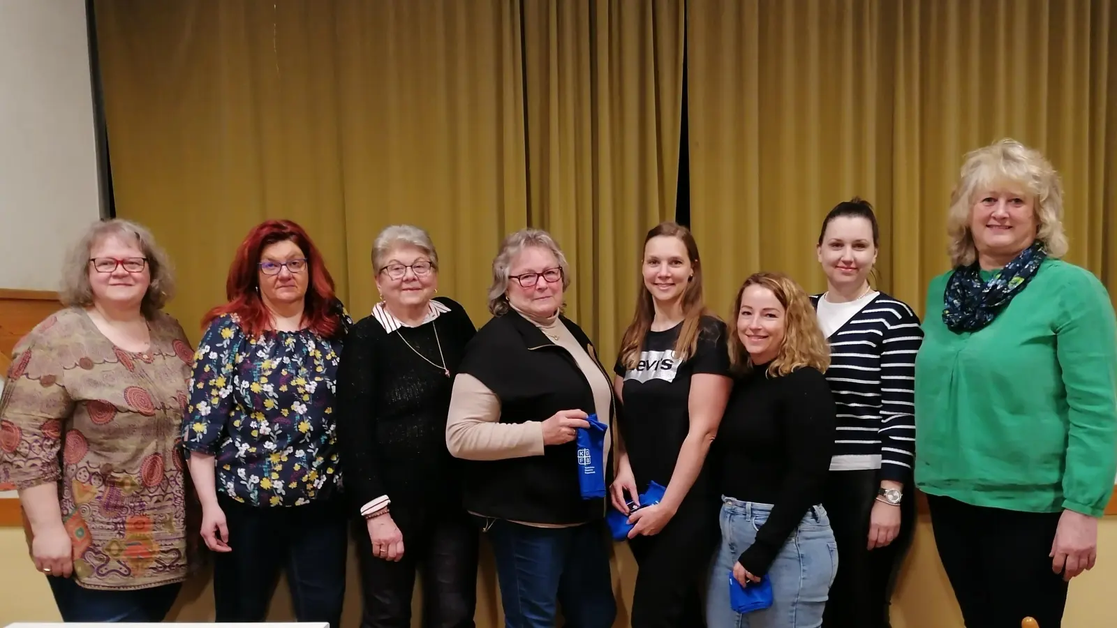 von Links nach rechts. Evi Hauer, Andrea Müller, Barbara Rösl, Veronika Ströhl, Josefine Stümpfl, Susanne Peichl, Sabine Moosburger, Christine Tischner  (Bild: Renate Schmidt)