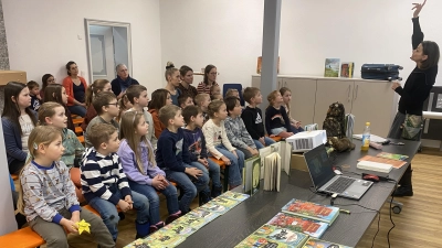 Gespannt lauschen die Kinder den Erzählungen von Martina Baumbach. (Bild: Josef Glas )