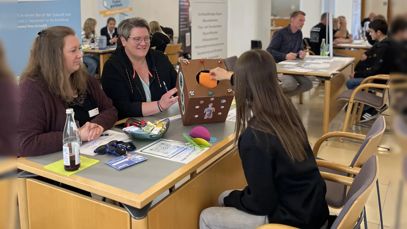 Beim Job-Speed-Dating präsentierten sich 30 Unternehmen. Innerhalb von 10 Minuten konnten sich die Jugendlichen mit den Unternehmern austauschen und Einblicke in die jeweilige Arbeit gewinnen. (Bild: Christine Hollederer)