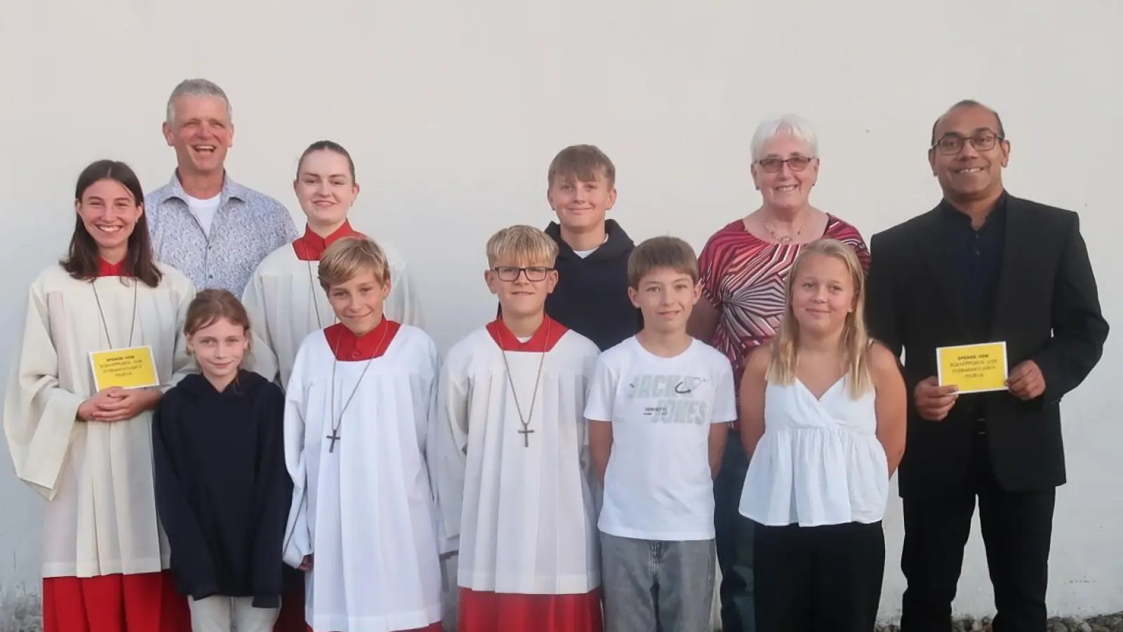 Über die Spenden des Schnäppchenladens, überreicht von Veronika Pröls (hinten, zweite von rechts), freuen sich mit den Ministranten auch deren Chefin Marie Schöpf (links), sowie Kirchenpfleger Franz-Josef Einhäupl (hinten links) und Pfarrvikar Pater Jimmy Joseph (rechts). (Bild: Rosi Hasenstab )