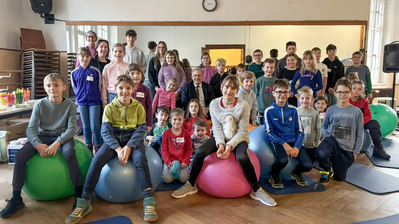 Landrat Roland Grillmeier inmitten der teilnehmenden Kinder. (Bild: Dominik Göhl)